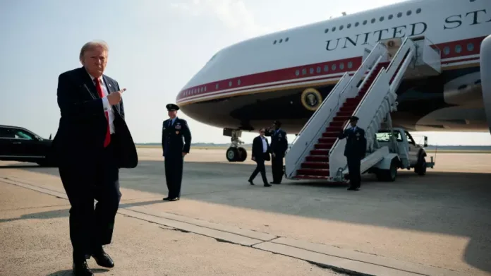 01jun26-o-presidente-dos-eua-donald-trump-aponta-para-o-novo-air-force-one-aeronave-presenteada-pelo