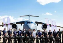 Lee Jae-myung visita KC-390 da Embraer durante agenda oficial no Brasil