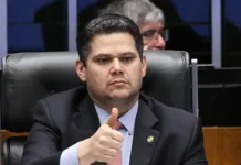 Alcolumbre avalia negociar anistia a Bolsonaro para fortalecer candidatura à presidência do Senado